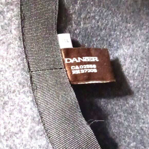 Vintage Lady's Danier Dark Grey Wool Felt Cloche Hat w/Light Grey Ribbon & Trim - Picture 4 of 6